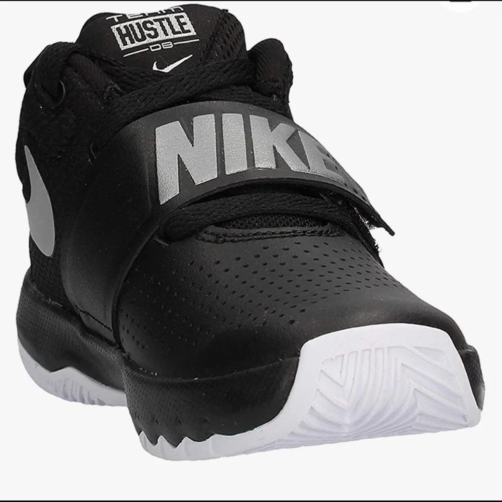 Nike team hustle D8 black boys sneakers